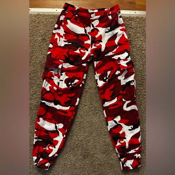 Rue21 Pants - Rue 21 Woman’s Size Sm. Red Camo print Joggers Cargo pockets Great condition